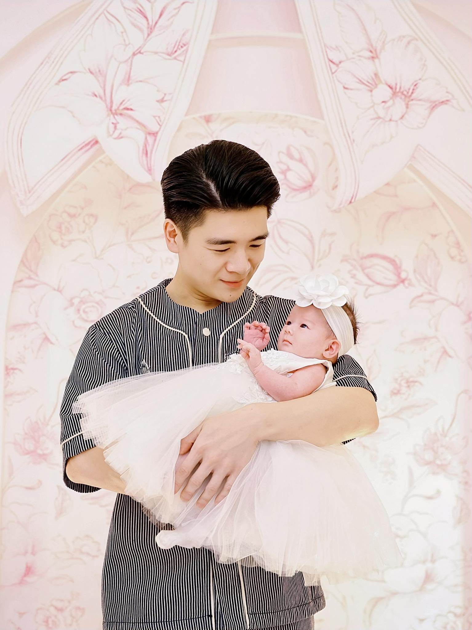 Anh chồng Đỗ Mỹ Linh hạnh phúc khi đón thêm con thứ 3.