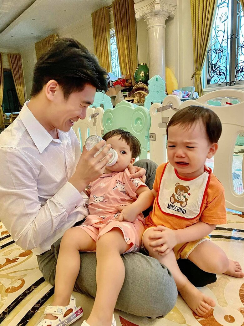 Làm bố đơn thân, Đỗ Quang Vinh được khen ngợi có tài nuôi con khéo léo.