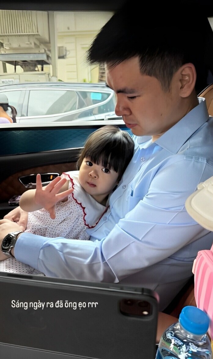 Con gái Đỗ Mỹ Linh được bố đưa đến trường.