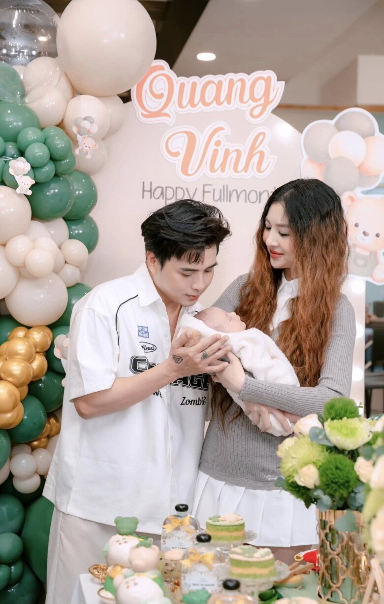 Vợ chồng Hồ Quang Hiếu đón con trai hồi đầu năm 2025.