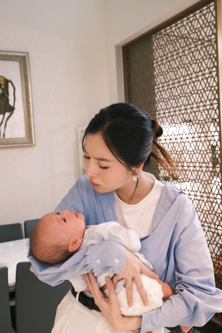 Tuệ Như thường khoe hình ảnh đầu đời của quý tử.