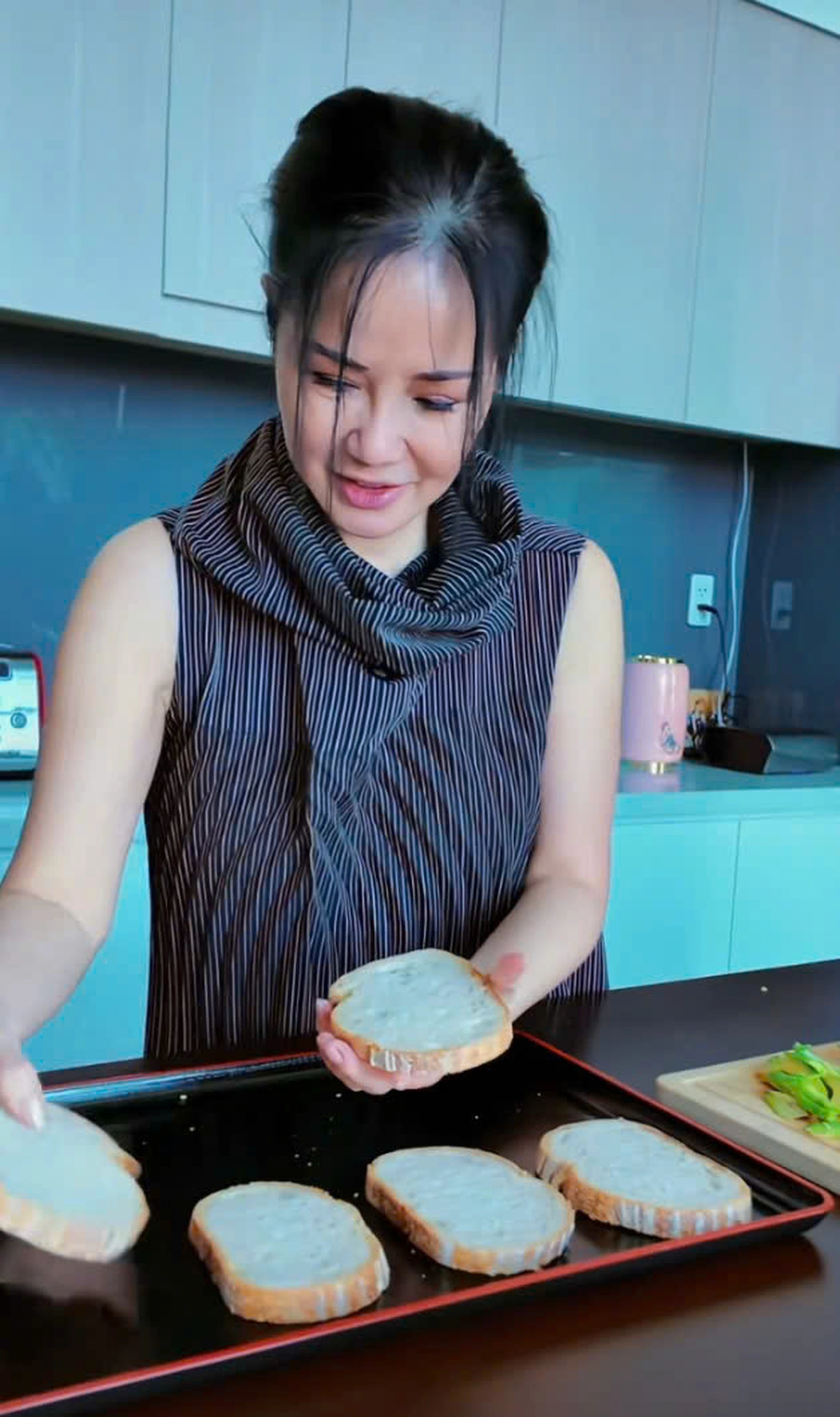 Nữ ca sĩ tự tay nấu ăn cho gia đình để tâm trạng không ủ rũ.