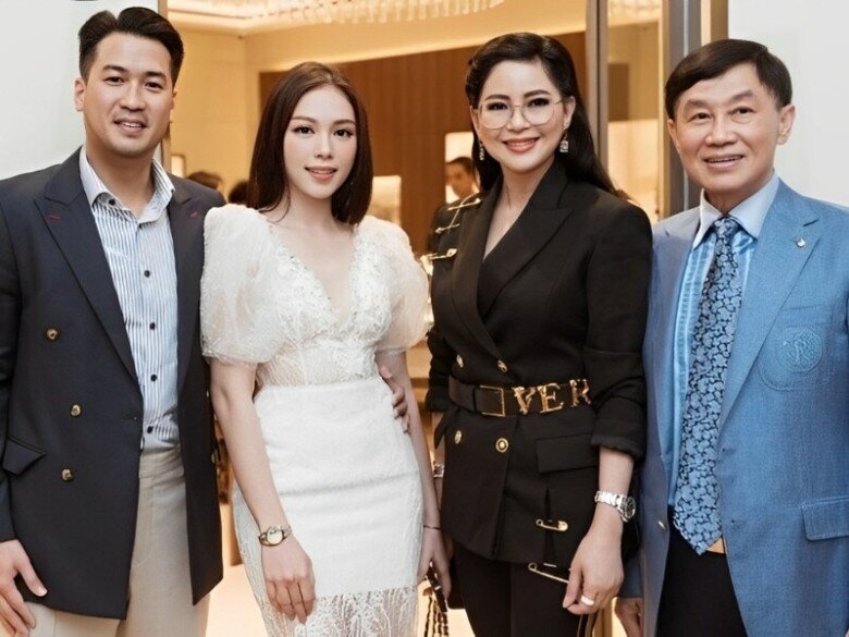 Vua hàng hiệu tin tưởng giao việc cho vợ và các con để chuẩn bị nghỉ hưu.