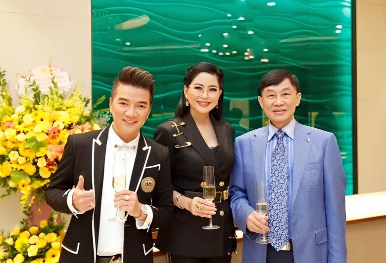 Vài năm nay, tỷ phú Johnathan Hạnh Nguyễn thường xuyên tháp tùng bà xã dự sự kiện.