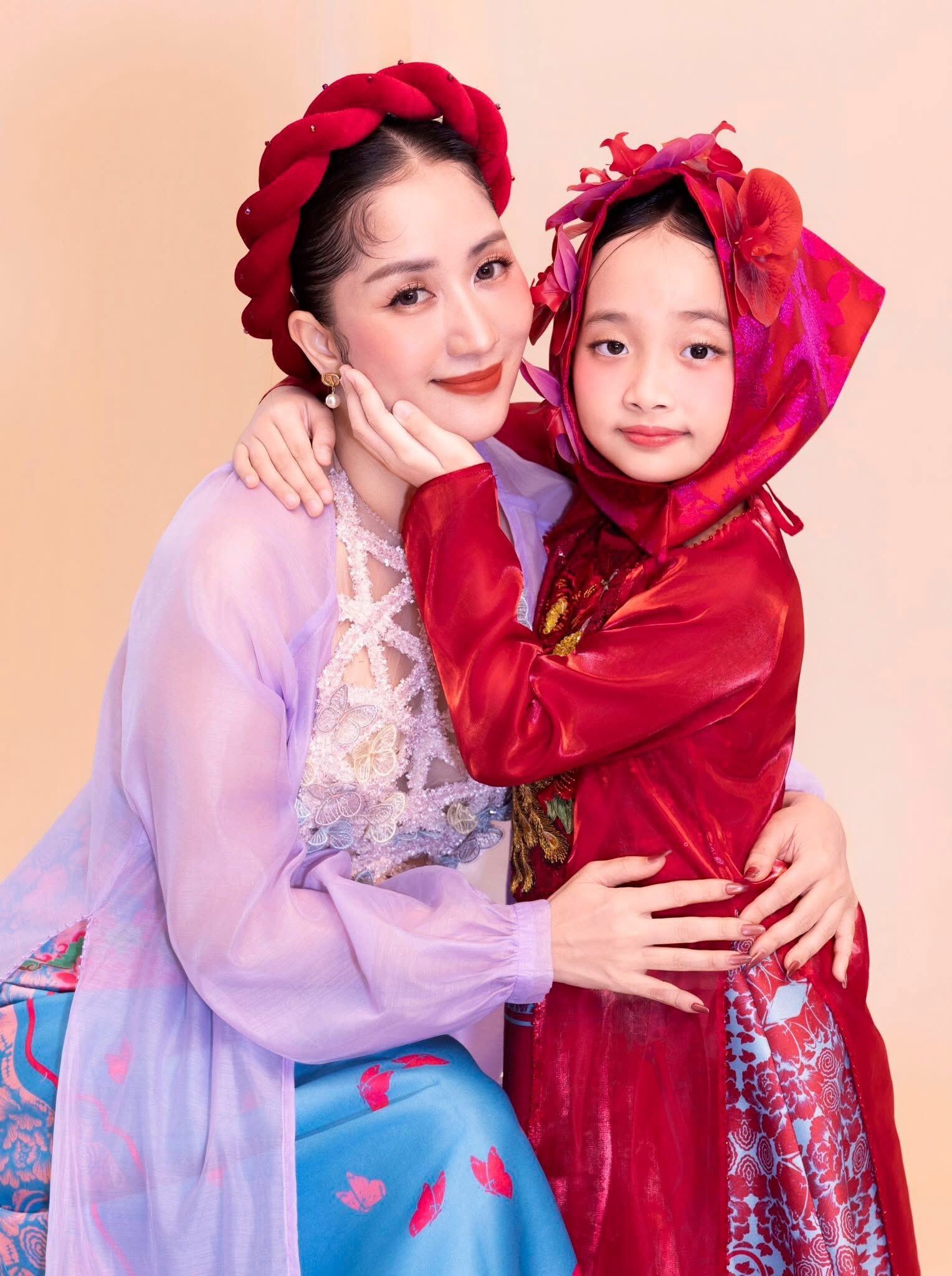 Bé Anna - con thứ 2 của nữ hoàng dancesport ngày càng rõ nét xinh xắn.