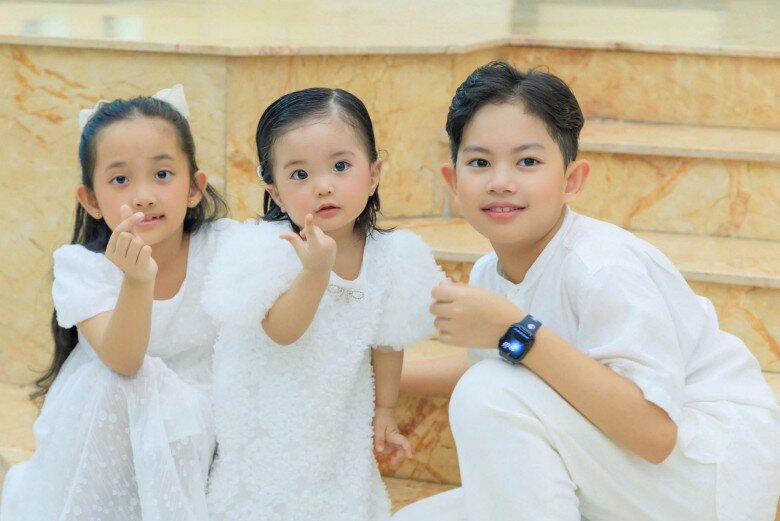 Khoảnh khắc 3 bé nhà nữ hoàng dancesport quây quần bên nhau.