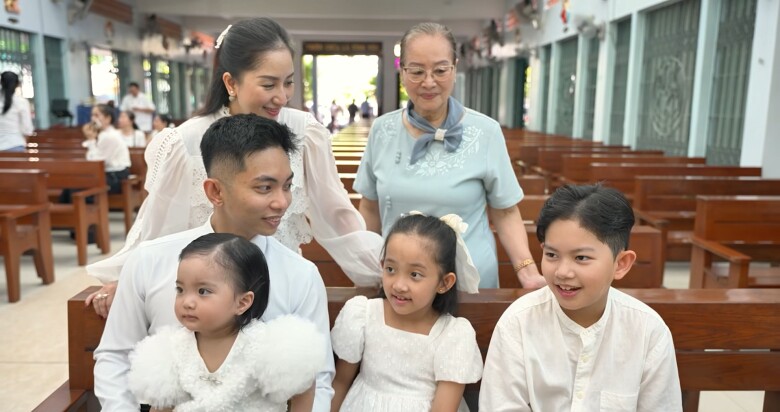 Kubi và Anna - 2 con lớn của Khánh Thi - Phan Hiển tham dự lễ rửa tội của em gái.
