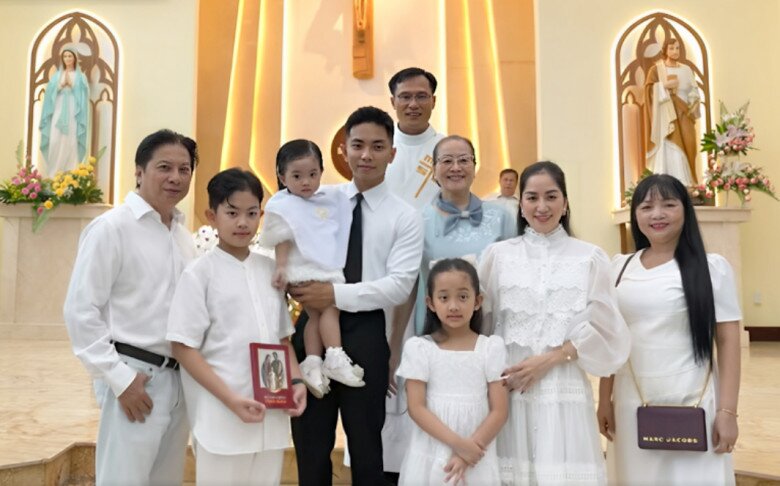 Đại gia đình Phan Hiển diện đồng điệu trang phục màu trắng trong ngày đặc biệt của bé Lisa.
