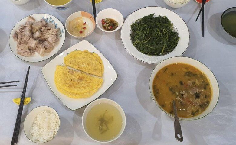 Mâm cơm nhà do con gái Lại Bắc Hải Đăng tự tay nấu khi mới 12 tuổi.