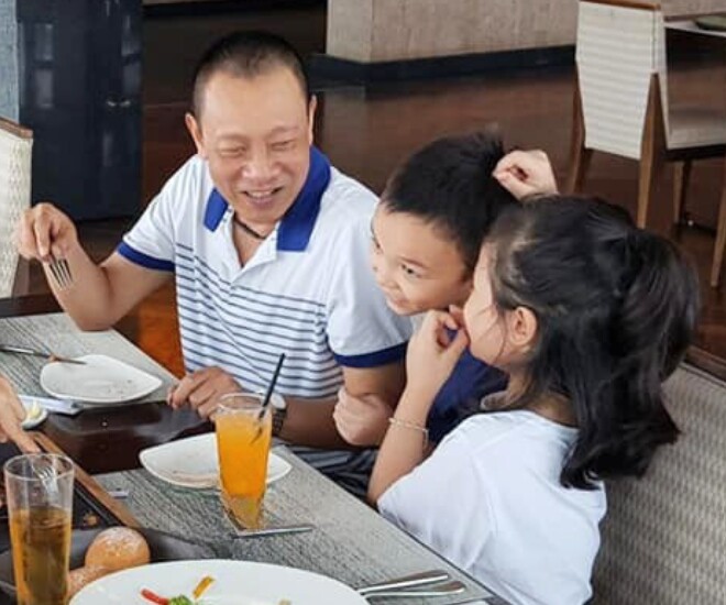 Cựu MC Ai là triệu phú được nhận xét là ông nội cuồng 2 cháu.