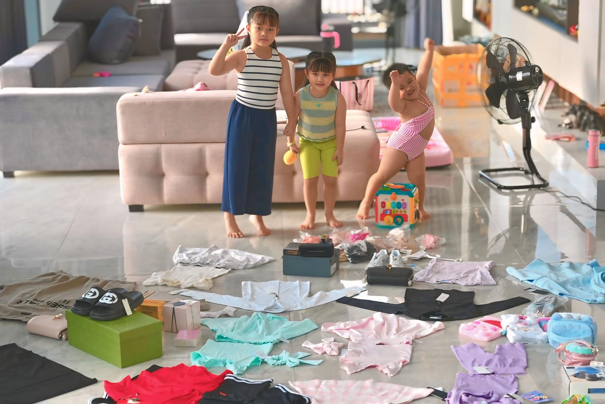Khung cảnh 3 con Lê Dương Bảo Lâm chơi đùa trong biệt thự của gia đình.
