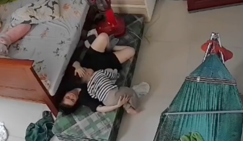 Khoảnh khắc bé Ku Phin ôm hôn, chăm lo cho bà đốn tim người xem.