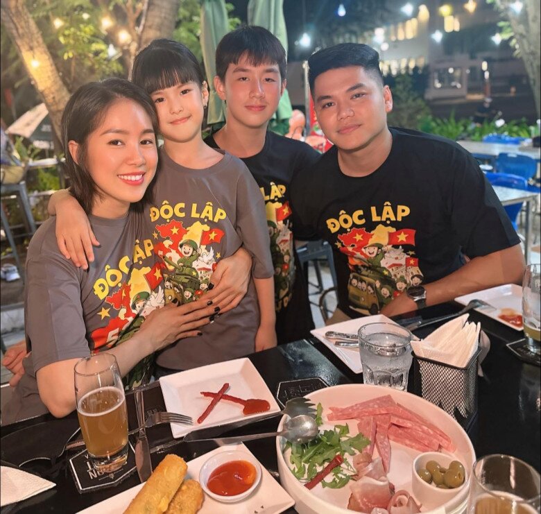 Tổ ấm hạnh phúc của cặp đôi bên 2 con khiến nhiều người ngưỡng mộ.