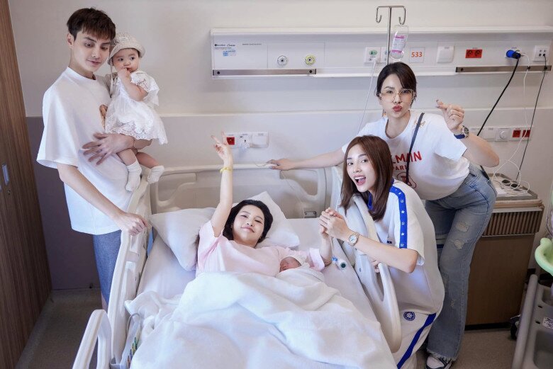 Lucie Nguyễn và Tuấn Dương đón 2 con gái đáng yêu.