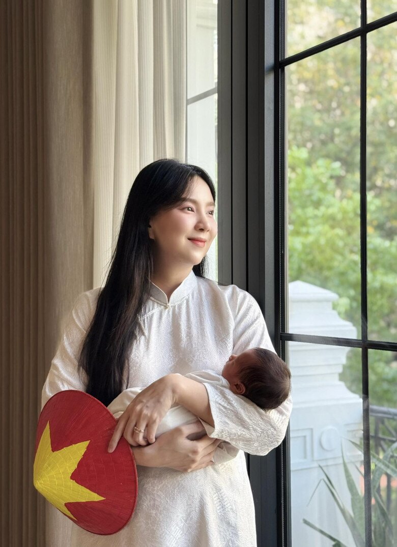 Người đẹp sinh năm 1990 muốn đồng hành trong quá trình phát triển của con.