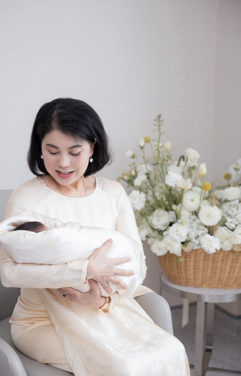 Nữ MC chia sẻ khoảnh khắc mẹ ruột bế cháu ngoại kèm theo lời nhắn: Vậy là 2 người phụ nữ cùng được lên chức.