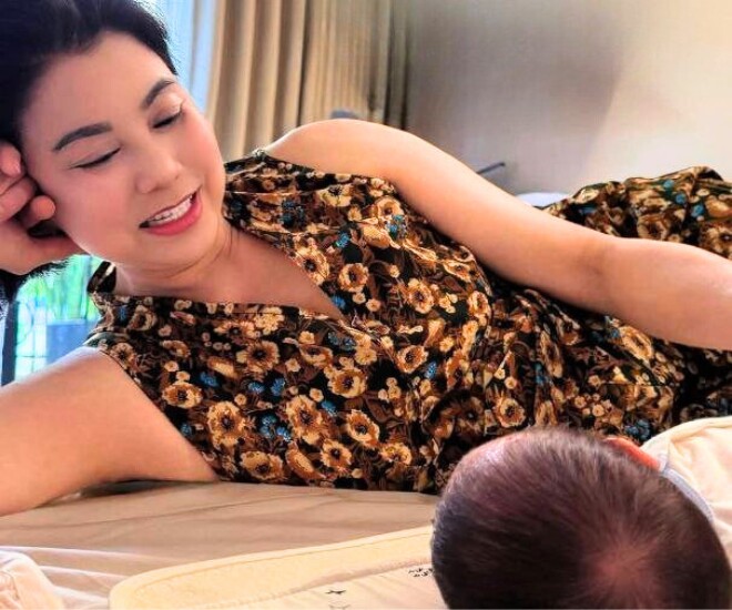 Mẹ ruột Mai Ngọc không hôn hít cháu ngoại, mà chỉ ngắm từ xa.