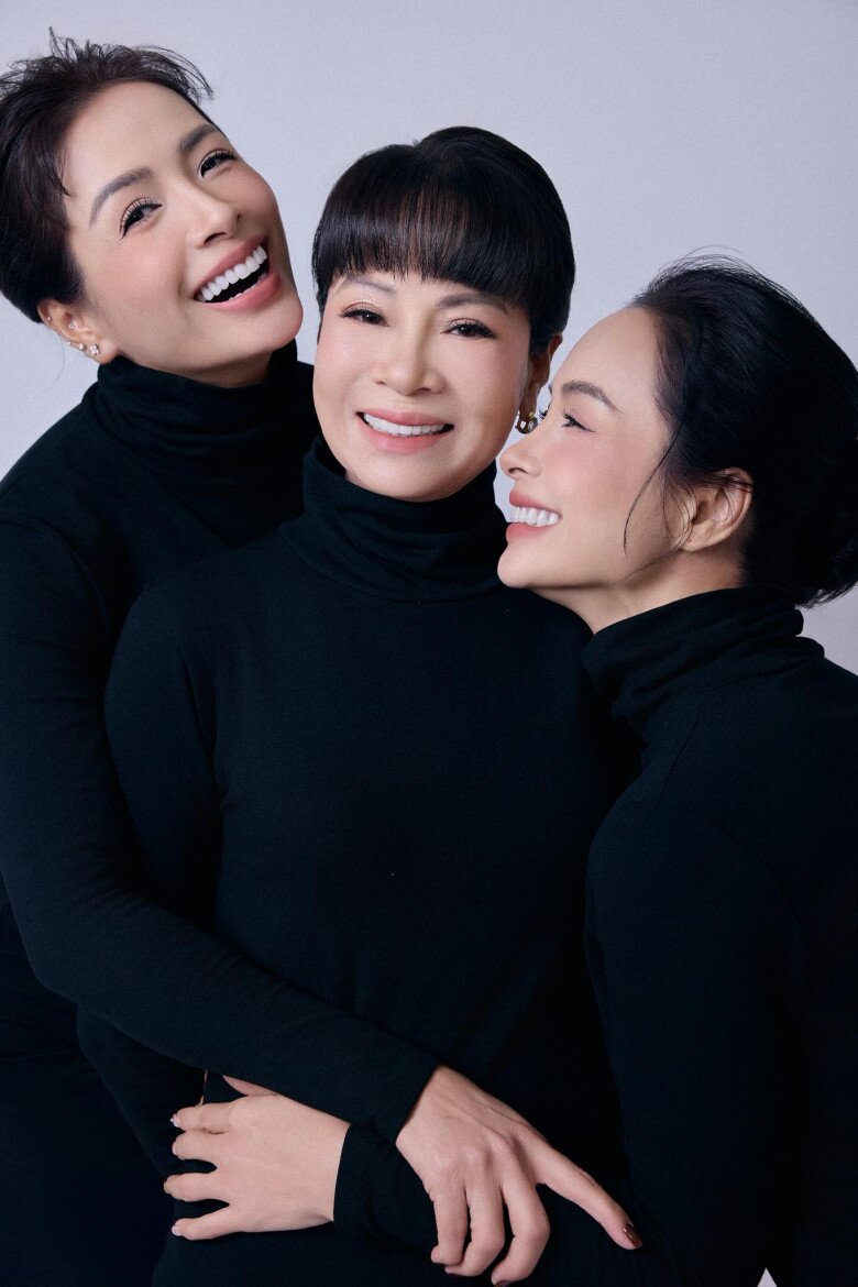 Cặp chị em song sinh siêu mẫu Thúy Hạnh - Thúy Hằng khoe ảnh quấn quýt bên mẹ ruột. Thúy Hạnh chia sẻ: Chúc mẹ Thu Lan và tất cả những bà mẹ tuyệt vời luôn được bình an, mạnh khỏe, vui vẻ và hạnh phúc. Cảm ơn mẹ vì đã là mẹ của con! Happy Mothers Day.