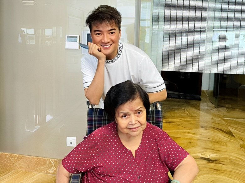 Đàm Vĩnh Hưng gửi lời chúc trong Ngày của Mẹ: Happy Mothers Day. Thương gửi đến những người thân của Hưng cũng như các mẹ, các chị em, bạn bè, cô dì là fans của Hưng cùng bao người mẹ và cả người sắp làm mẹ ở khắp nơi trên thế giới này! Đặc biệt là má của Hưng sẽ có một ngày Tết cho riêng mình, ngày của mẹ với thật nhiều bình an, vui vẻ, yêu thương, may mắn, nhiều hoa nhiều quà nhé!.