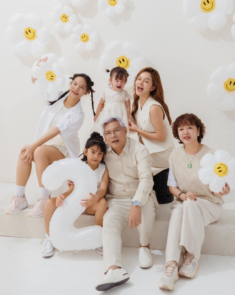 Phạm Quỳnh Anh có cuộc sống viên mãn bên gia đình và 3 ái nữ xinh xắn.