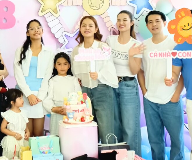 Xuất hiện trong video mừng sinh nhật, chồng Phạm Quỳnh Anh (áo xanh) được che kín diện mạo.