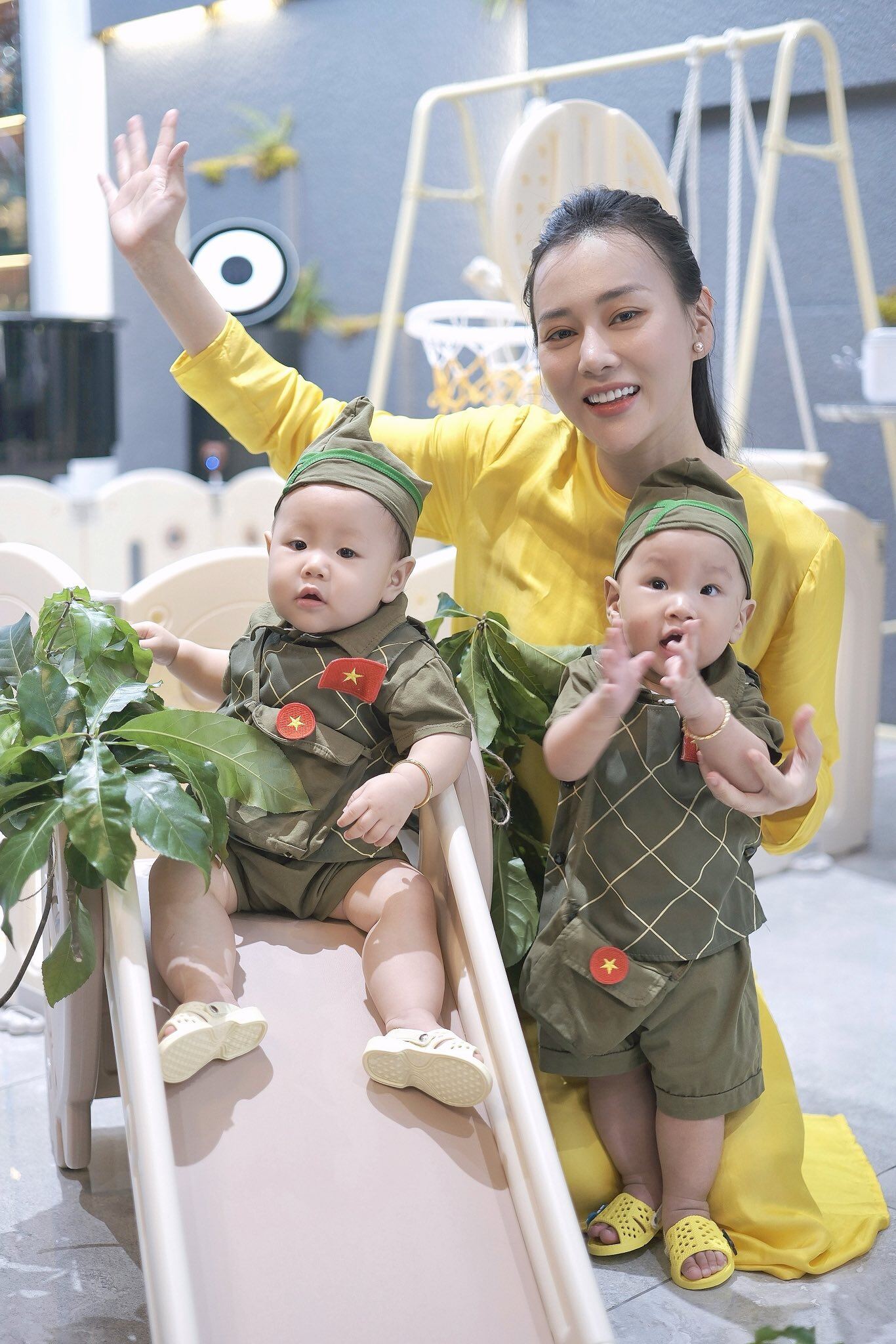 Tròn 1 tuổi, cặp song sinh nhà Phương Oanh ngày càng đáng yêu.