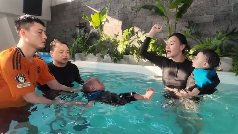 Vợ chồng nữ diễn viên thuê huấn luyện riêng để dạy cho 2 thiên thần nhỏ.