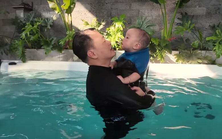 Shark Bình đích thân huấn luyện tập bơi cho cặp song sinh, mướt mồ hôi vẫn khen amp;#34;cá mập conamp;#34; là truyền nhân của bố - 3