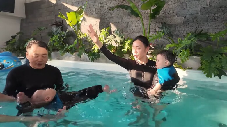 Shark Bình mướt mồ hôi khi dạy bơi cho Jimmy - Jenny.