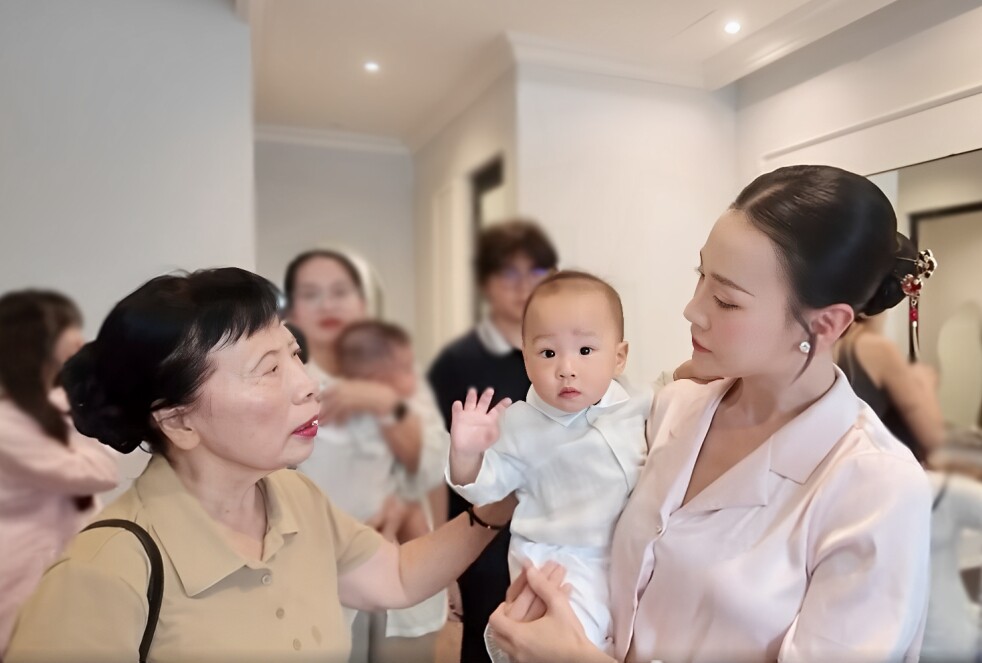 Shark Bình ăn mừng cùng bố Đại tá trong biệt thự, khoe cảnh Phương Oanh làm dâu thảo rạng rỡ bên gia đình chồng - 4