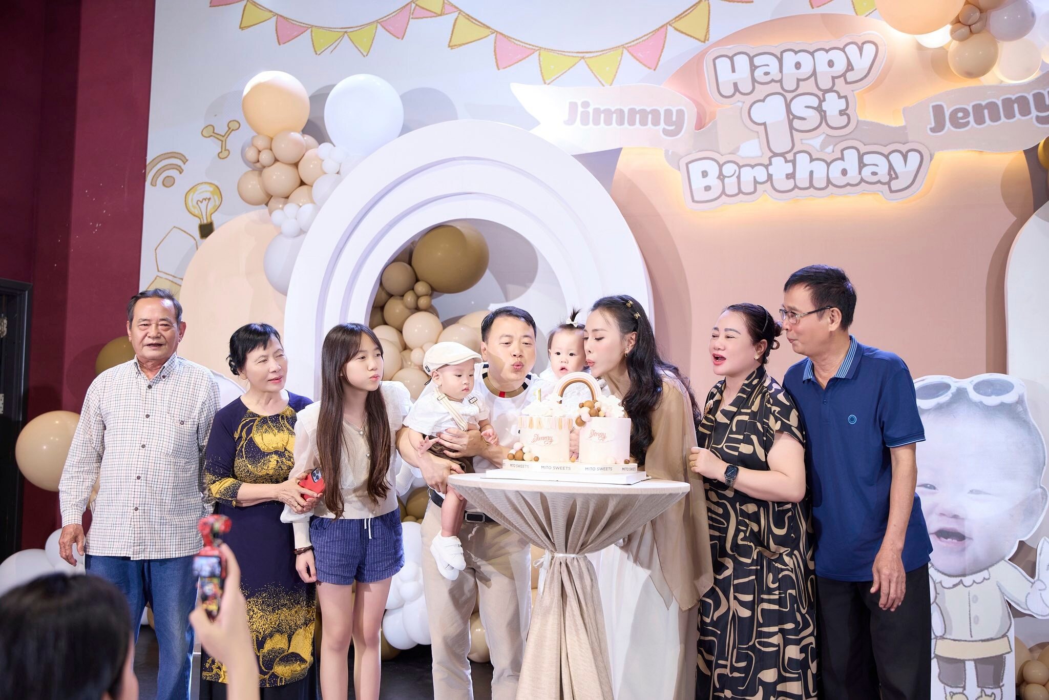 Khung cảnh vợ chồng Shark Bình và bố mẹ 2 nhà quấn quýt bên 4 thiên thần nhỏ.