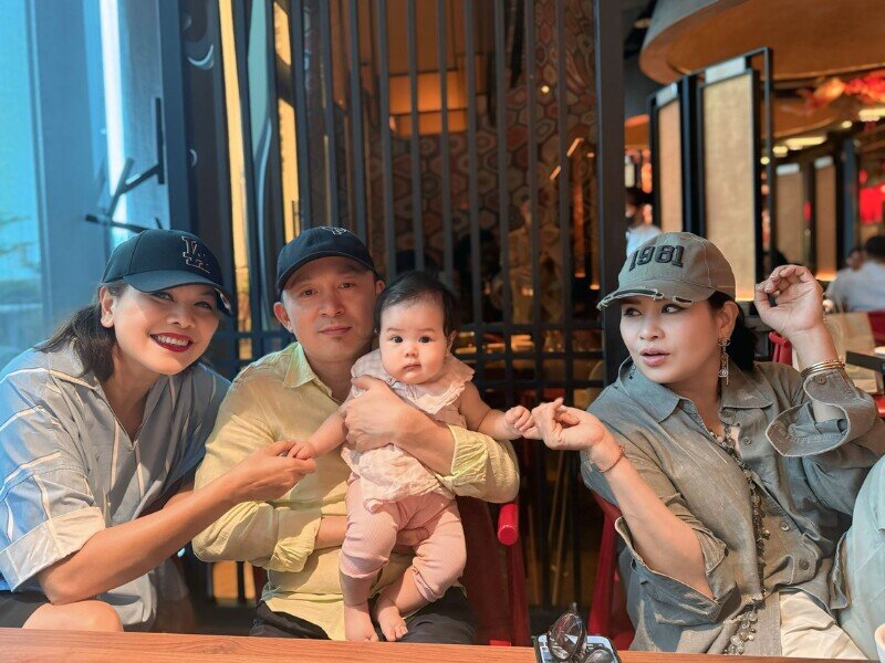Thanh Lam cùng Quốc Trung và Hương Lan quây quần bên cháu ngoại.