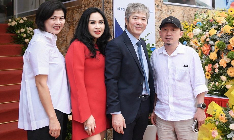 Thanh Lam và chồng bác sĩ gửi lời chúc mừng đến bạn gái của Quốc Trung.