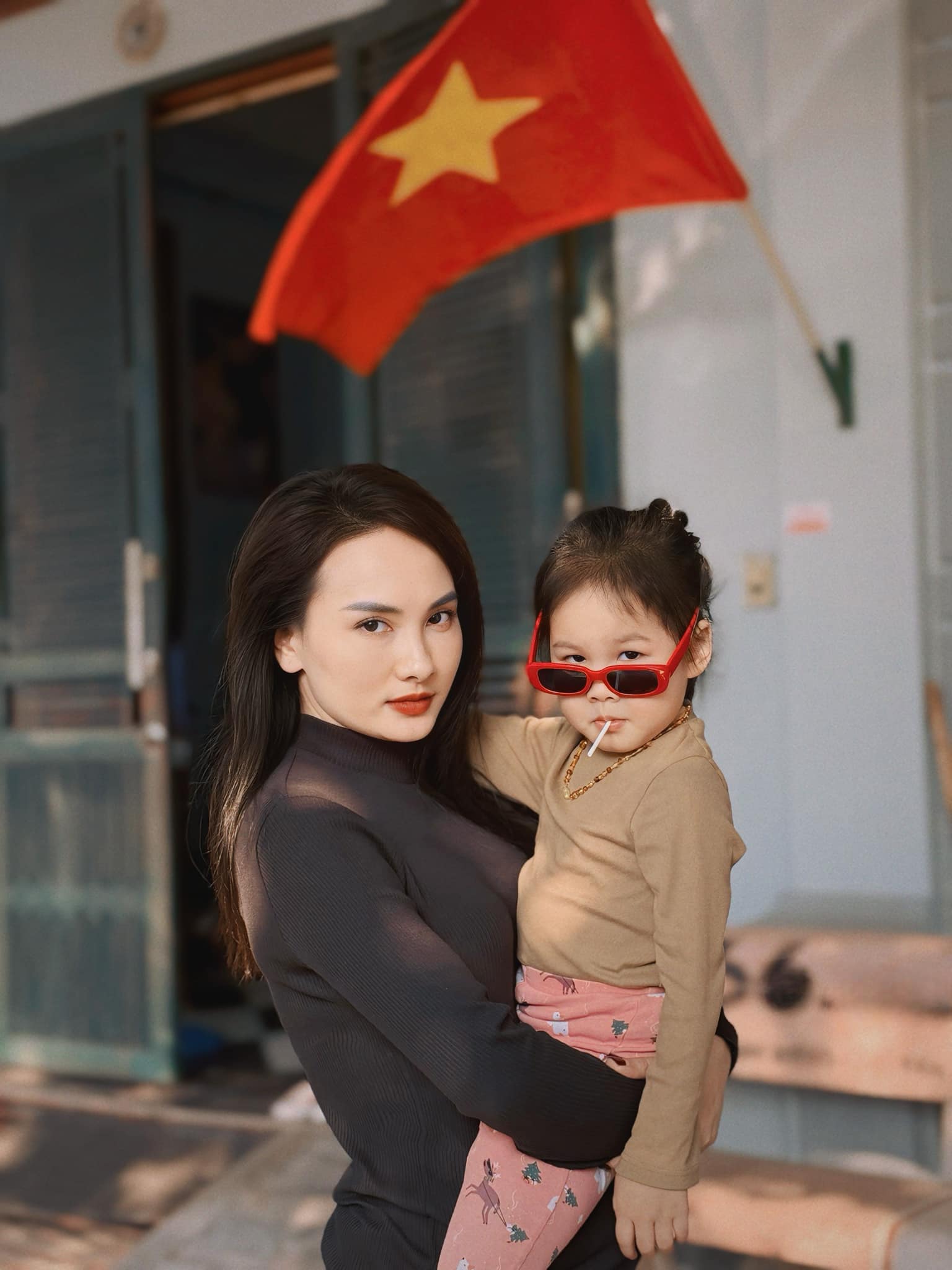 Bé Nanu cực kỳ bám mẹ.