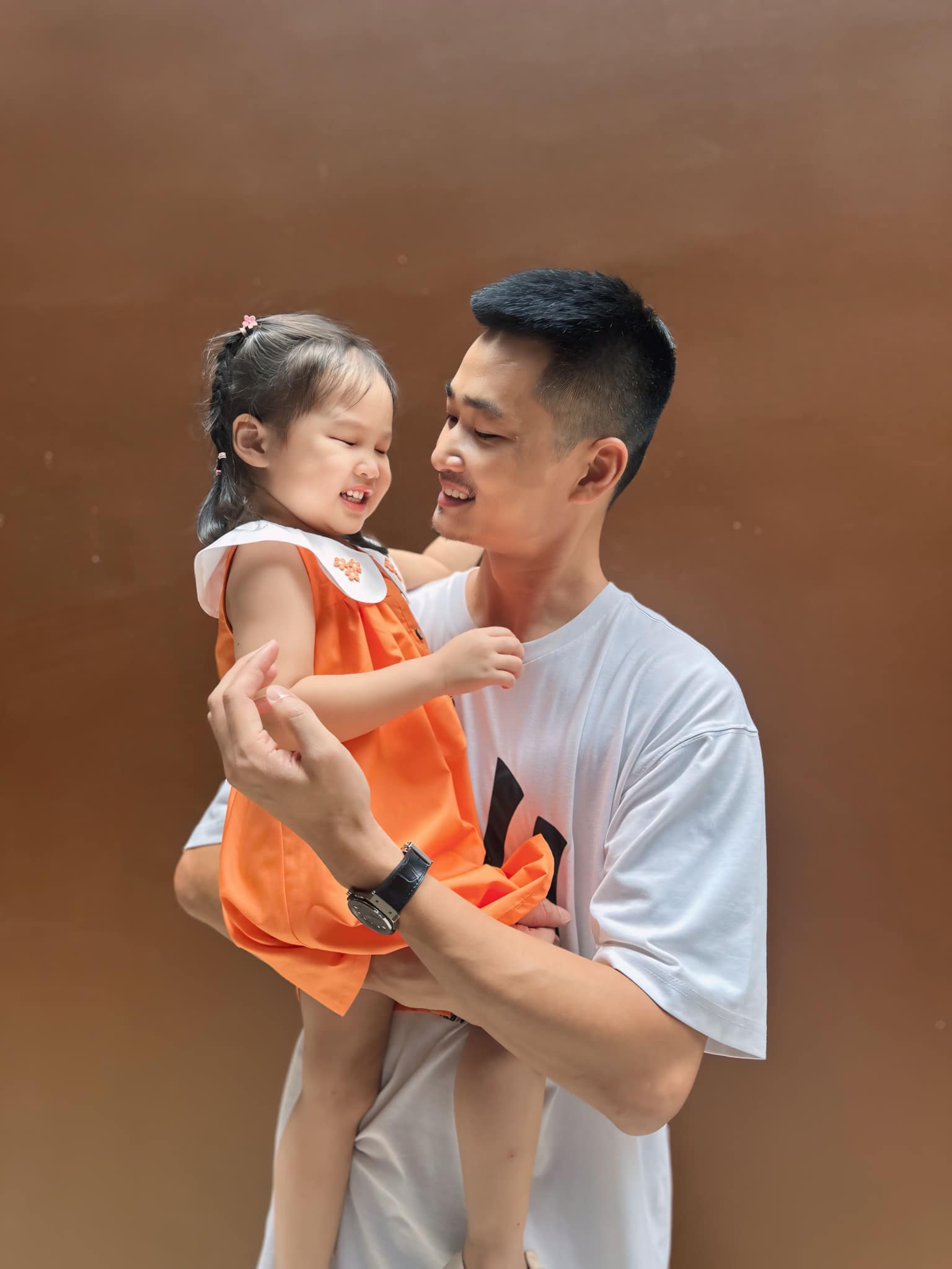 Cô bé được cả nhà yêu chiều, là bình rượu mơ của bố.