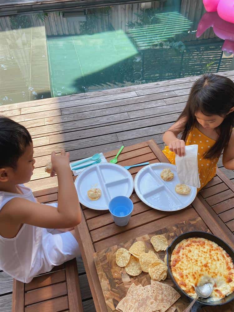 Các con nhà Tăng Thanh Hà được mẹ dạy tự nấu ăn từ bé.