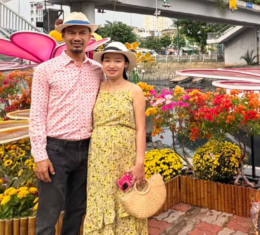Tiết Cương chăm sóc bà xã kỹ càng trong lúc cô mang thai cho đến khi sinh nở.