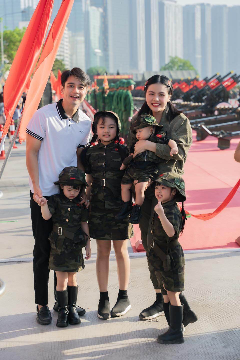 Tổ ấm hạnh phúc của cặp đôi bên 4 thiên thần nhỏ khiến dân tình ngưỡng mộ.