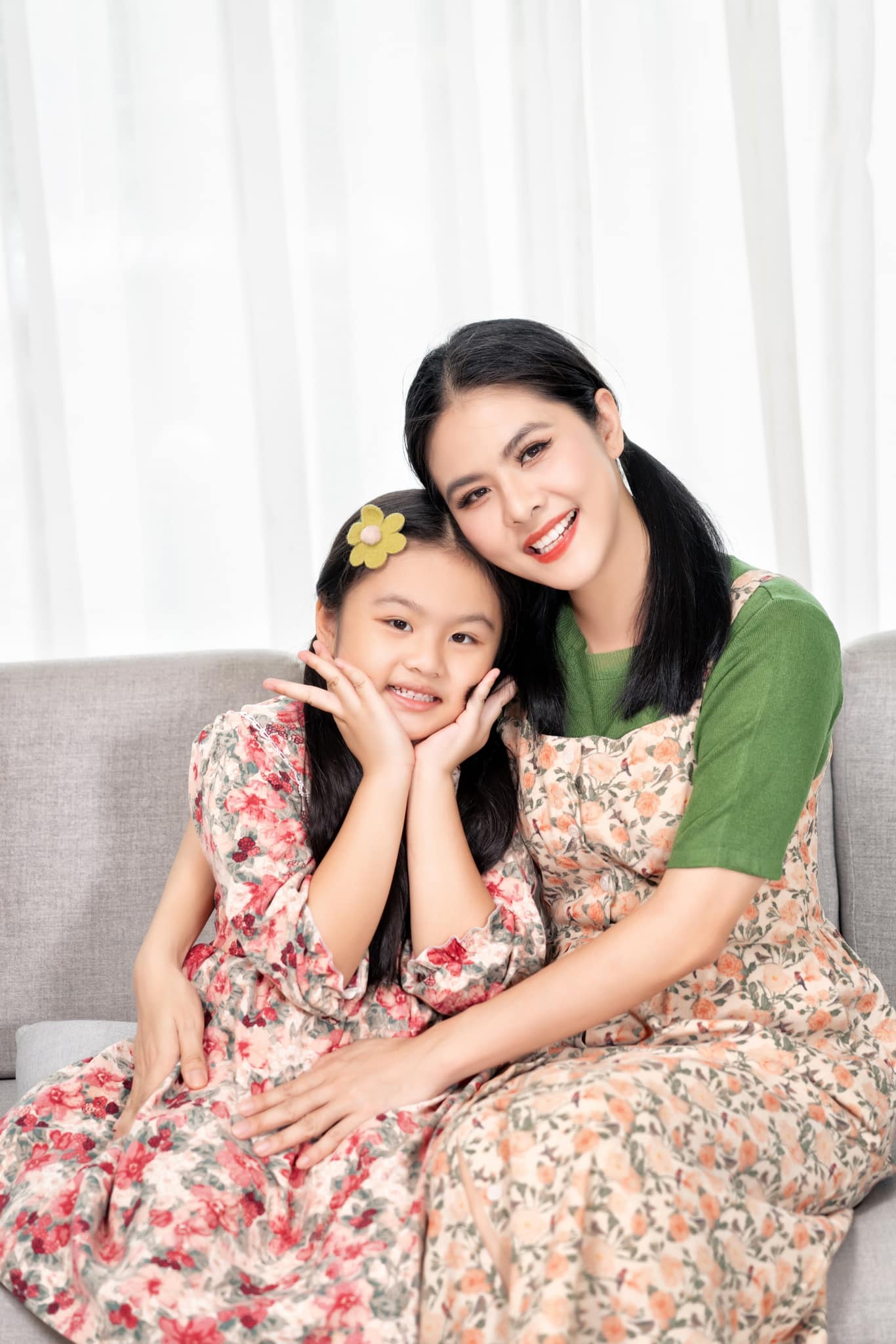 Ái nữ Vân Trang tình cảm, rất bám mẹ.
