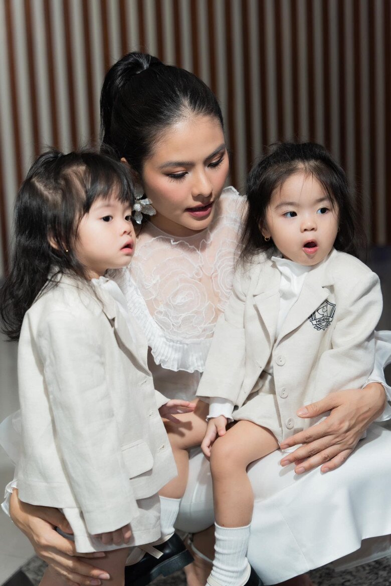 Nữ diễn viên cho biết 2 bé tuy là song sinh nhưng có tính cách khác biệt.