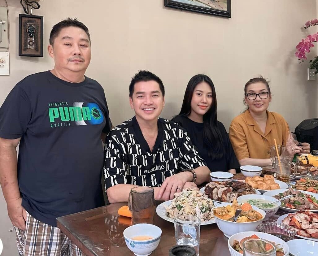 Quang Minh xưng chồng amp;#34;ngọt xớtamp;#34; khi tình tứ bên bạn gái kém 37 tuổi, hot mom tung ảnh nóng bỏng hậu sinh nở - 10