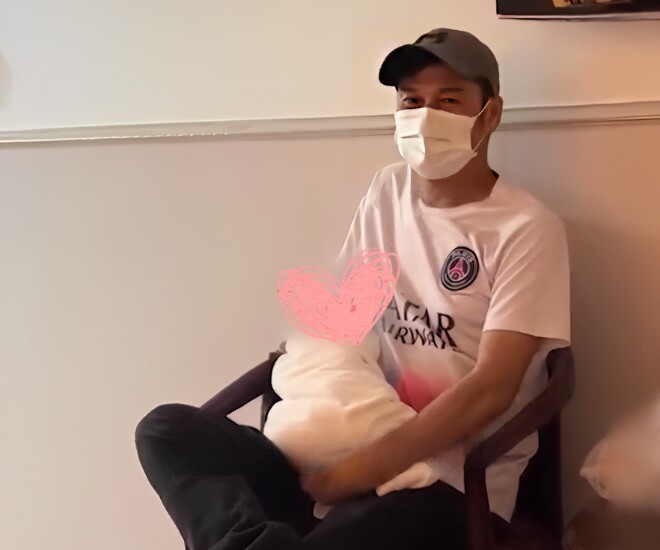 Tiết Cương hạnh phúc khi lần đầu làm bố ở tuổi 52.