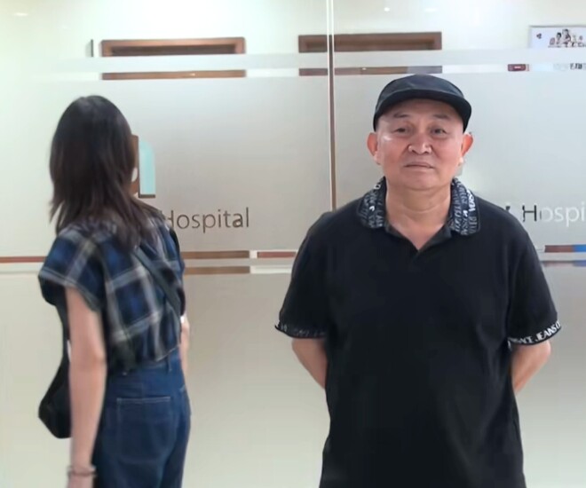 Vợ chồng Xuân Hinh hồi hộp đợi con gái vượt cạn bên ngoài phòng sinh.