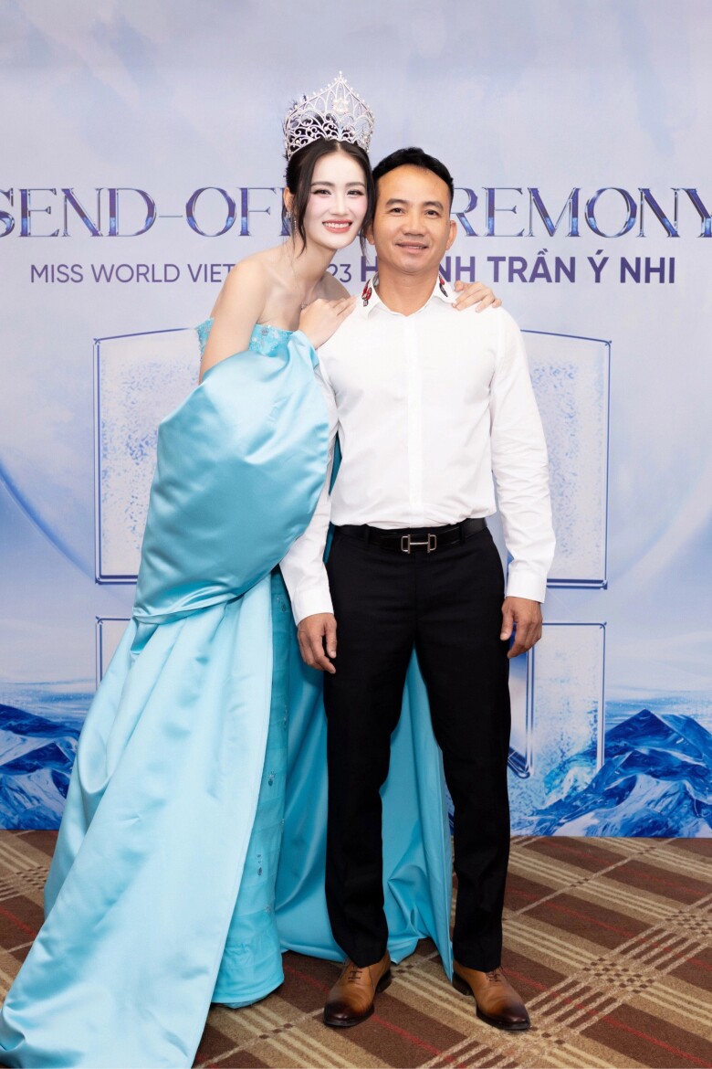 Bố Ý Nhi tới cổ vũ tinh thần con gái tại sự kiện khởi động hành trình dự thi Miss World 2025, chiều 23/4 tại TP HCM.