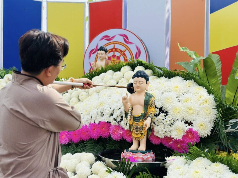 MC Đại Nghĩa tắm Phật trong lễ cúng thất đầu của mẹ.