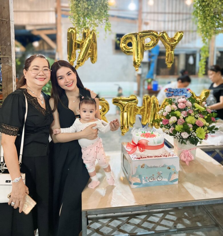 Diễn viên Kha Ly khoe hình gia đình 3 thế hệ kèm theo lời nhắn: Gia đình 3 thế hệ chị em phụ nữ, mừng Ngày của Mẹ , chúng con thương chúc mẹ hiền thật nhiều sức khỏe, luôn vui vẻ và hạnh phúc bên gia đình thân yêu của mình mẹ nhé, tụi con yêu mẹ rất nhiều.