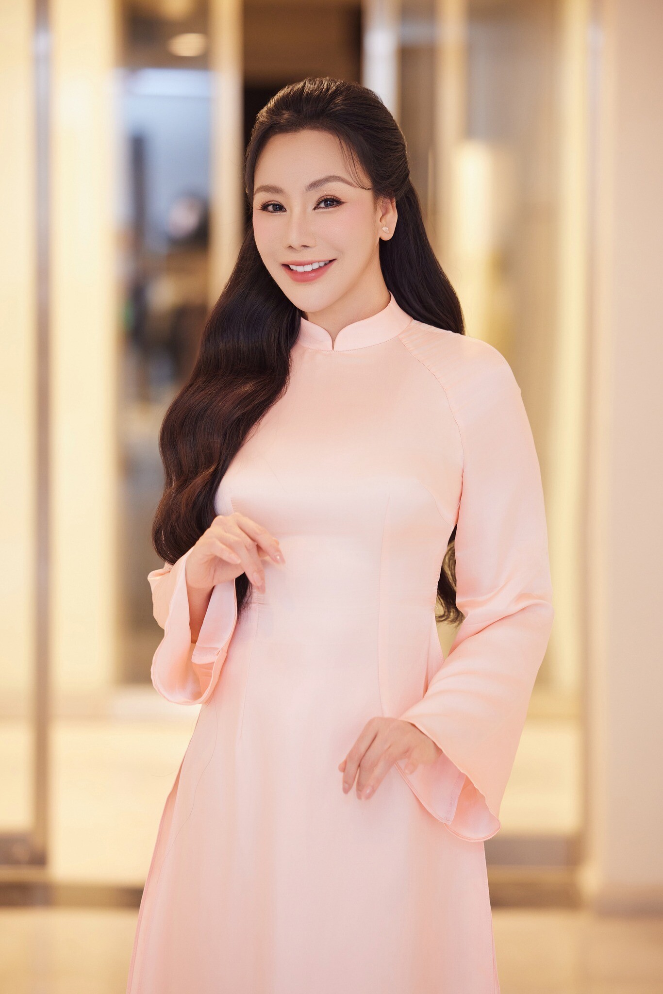 Trước khi công khai chồng sắp cưới, Hồ Quỳnh Hương kín tiếng trong chuyện tình cảm.