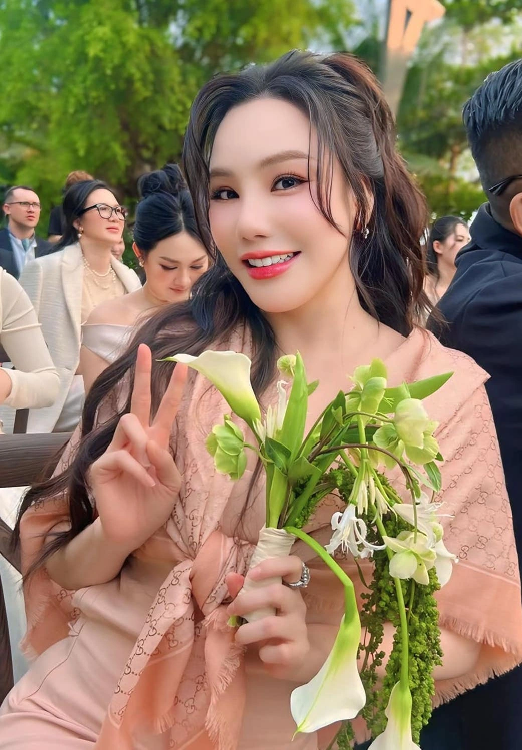 Hồ Quỳnh Hương bắt được hoa cưới trong lễ thành đôi của Vũ Cát Tường.