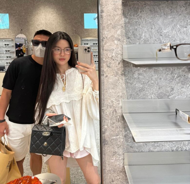 Quang Hải thường đưa vợ đi mua sắm, tặng quà khủng cho bà xã.