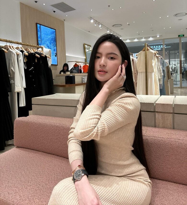 Người đẹp khoe khéo chiếc đồng hồ có giá hơn 700 triệu đồng.